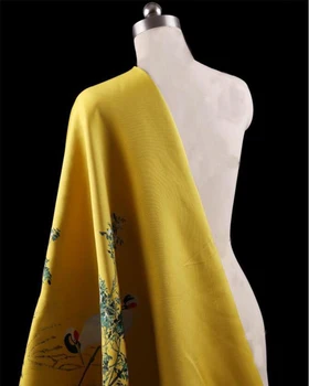 Aukštos kokybės verpalai dažyti žakardo mados audiniai didelio tikslumo geltona derliaus krano cheongsam suknelė medžiaga