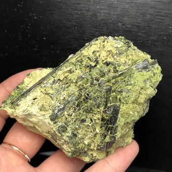 Natūrali Žalioji tourmalin mineralinių kristalų žalia mineralinė akmens meditacija, reiki gydymo kristalai, gražus amatų namų puošybai